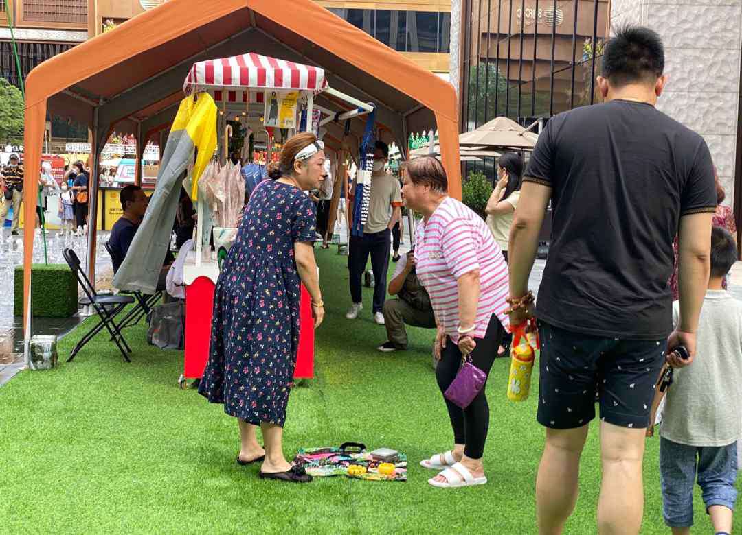 上海城管 上海未开放个人摆摊 城管：怕一夜回到解放前