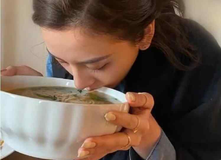 嗦粉 嗦粉少女！宋祖儿吃螺蛳粉大快朵颐  又到春季食螺“嗦”粉时