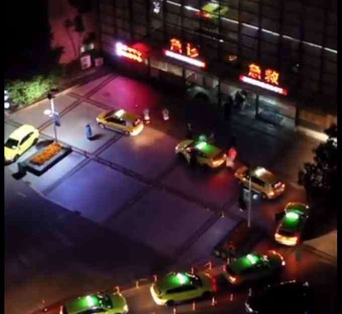 近百名的哥浦东医院深夜排队接患者回家 再看航拍画面依然感动！