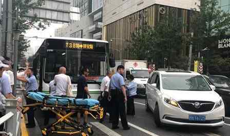 交通事故死亡图片 上海一公交撞到路人导致2人死亡 南京西路车祸现场照片流出