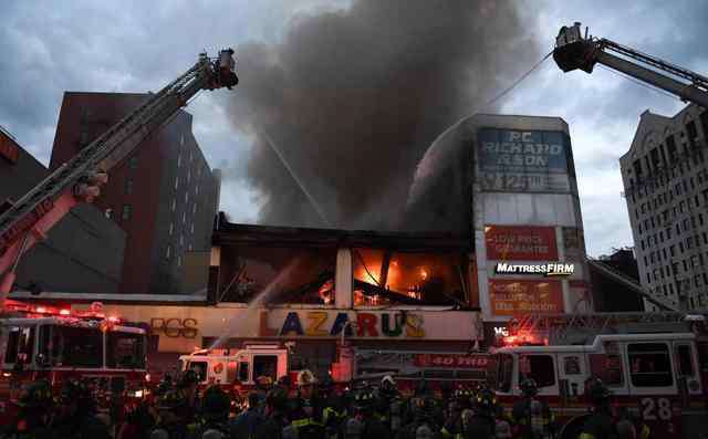 纽约再次发生大火 第二起火灾！纽约曼哈顿建筑起火，部分建筑已倒塌，前一天洛杉矶刚发生大火，造成11名消防员受伤