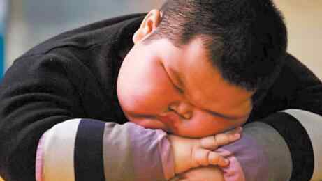 儿童肥胖症 悲剧！4岁胖墩睡梦去世 腰围多粗属于"儿童肥胖症"？