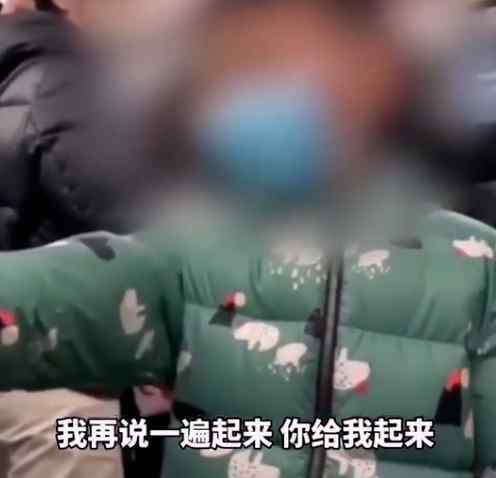 "你给我起来"！北京地铁上男孩指着奶奶狂吼 乘客都看不下去了