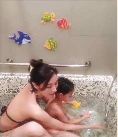 李嘉欣与爱子合影 李嘉欣再晒和儿子“亲吻”合照 嘴对嘴亲吻引网友热议