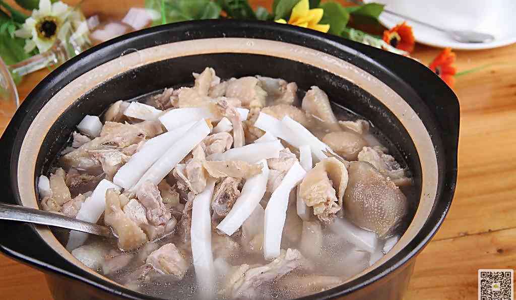 广东椰子鸡汤的做法 家常椰子炖鸡汤的做法介绍
