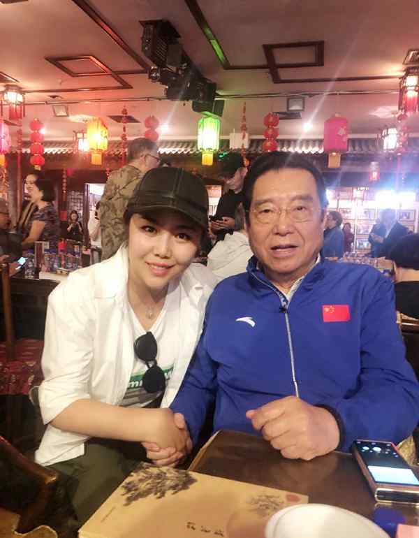 李双江老婆 80岁李双江和53岁老婆近照曝光，头发乌黑发量惊人！