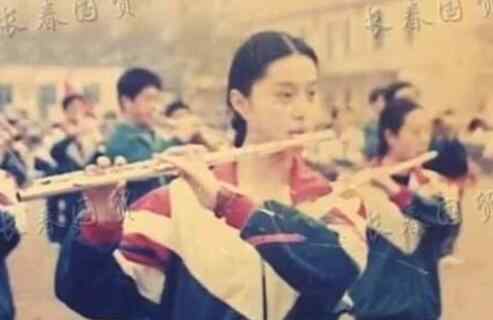 范冰冰家庭旧照 从小美到大！范冰冰中学旧照 一群同学中也是最显眼的那个
