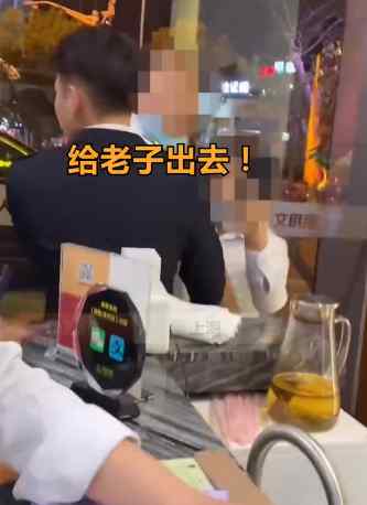 “剪不起头活着有啥意思”上海男子理发索要发票遭店员辱骂 网友：举报！