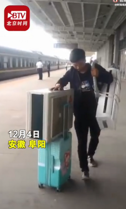 返乡男子背空调上火车 火了！妻子：只要你不尴尬 尴尬的就是别人