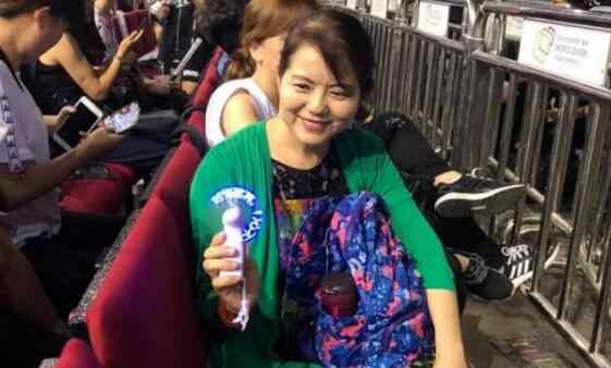 张靓颖母亲 母女情深！张靓颖为妈妈庆生 张靓颖出道13周年张妈妈现身