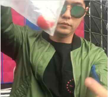 周杰伦双下巴 中了油腻中年的毒？周杰伦双下巴成亮点 甩不掉偶像包袱