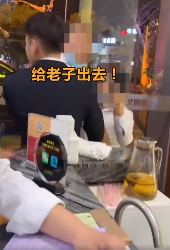上海男子理发索要发票遭店员辱骂“活着有啥意思” 网友：要发票是正常行为