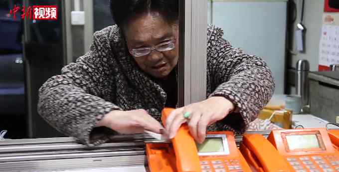 上海78岁奶奶与亡夫约定守电话亭27年 能排遣孤独 守住时代的回音