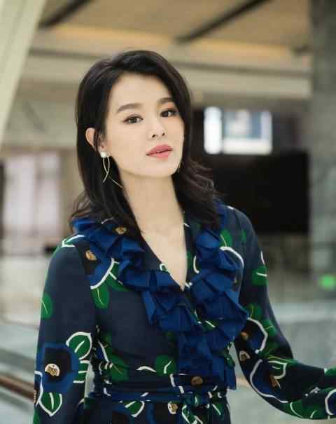 邓紫棋骂胡杏儿 她被邓紫棋骂“死肥”，分手后被黄宗泽含泪求复合，今40岁成赢家