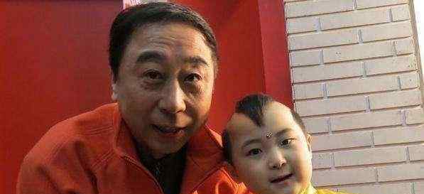 邓鸣贺父母 2015年，童星邓鸣贺离世，年仅8岁，生前被父母当“摇钱树”