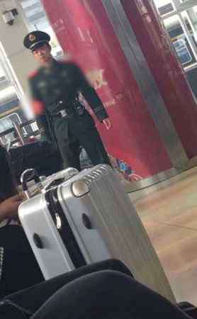 重庆王宝强 网友爆料，在重庆某车站看到了“明星小哥哥”王宝强，网友直呼：是你吗宝宝！