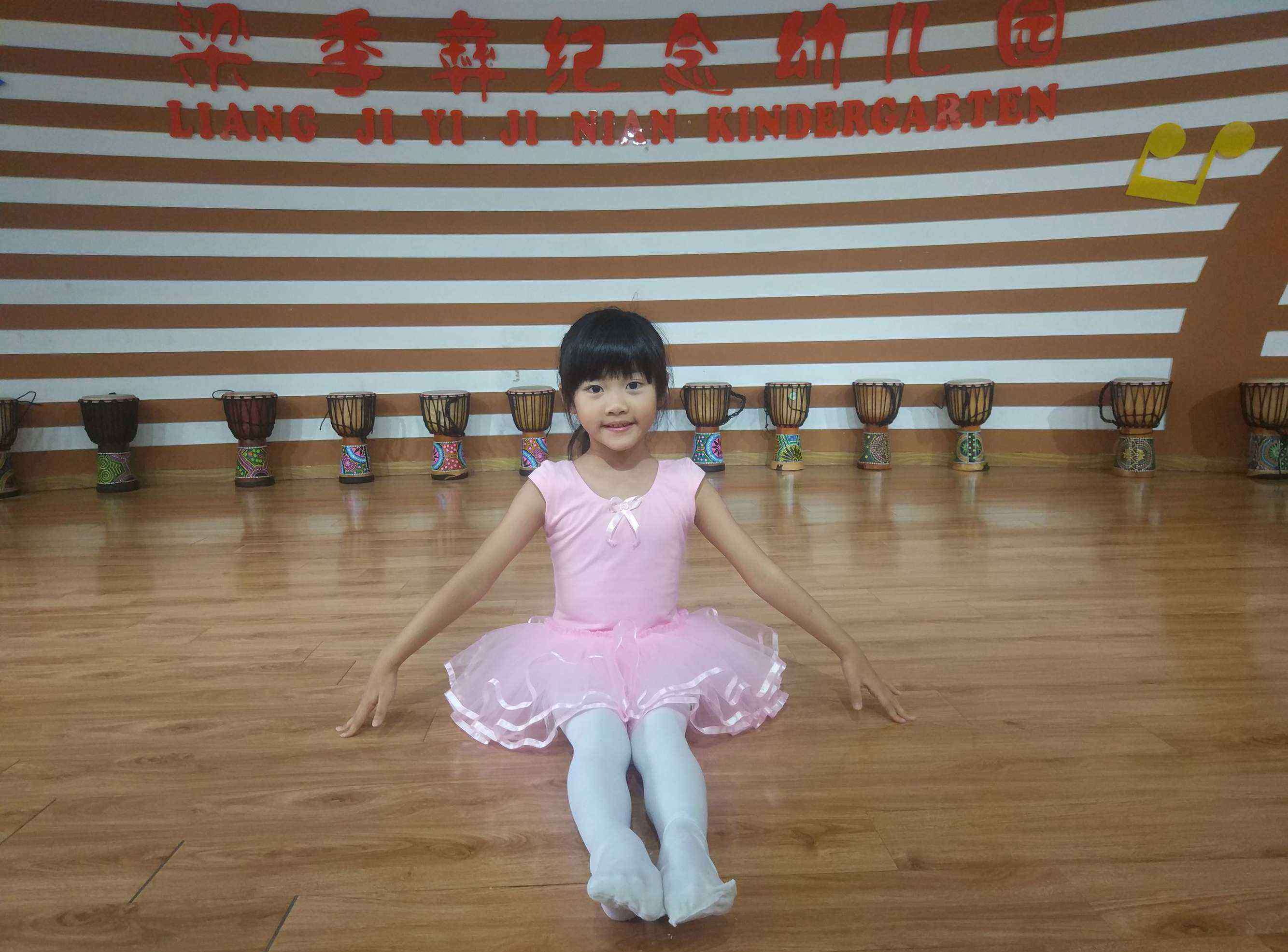 幼儿舞蹈基本功姿势图 舞蹈基本功练习册