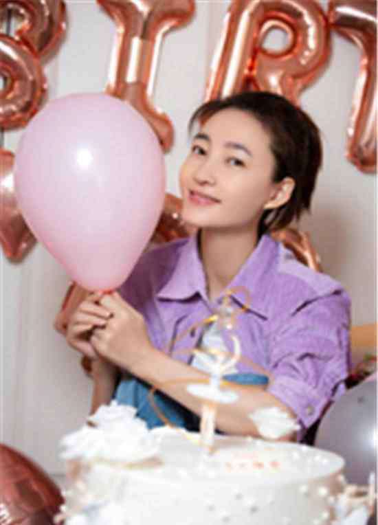 王丽坤新恋情 王丽坤抱着鲜花合影庆生，背后的18透露着少女心，有新恋情？