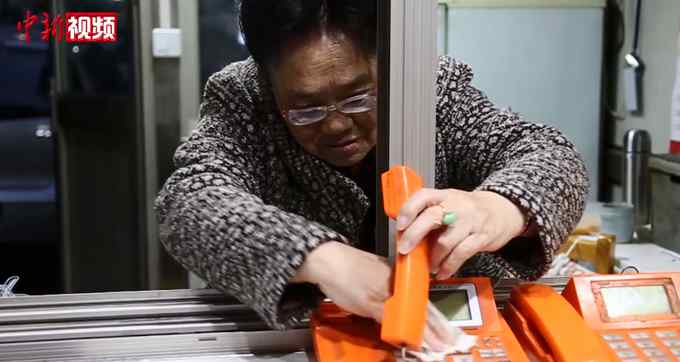 78岁奶奶坚守上海最后一家传呼电话亭：与亡夫的约定 一守就是27年