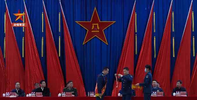 战机撞鸟避开居民区飞行员获一等功 网友：希望英雄以后平平安安