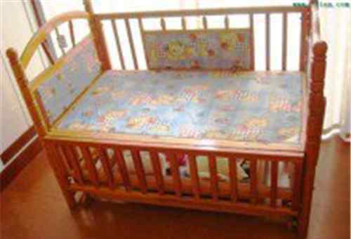 婴儿床有用吗 有必要买婴儿床吗 婴儿床对宝宝有什么好处吗