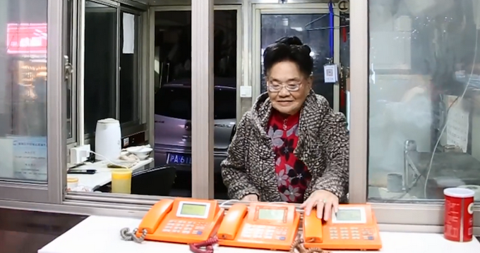 78岁奶奶坚守上海最后一家传呼电话亭：与亡夫的约定 一守就是27年