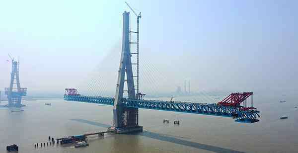 何华武 何华武：我国大跨度斜拉桥和悬索桥成套建造技术等居世界前列