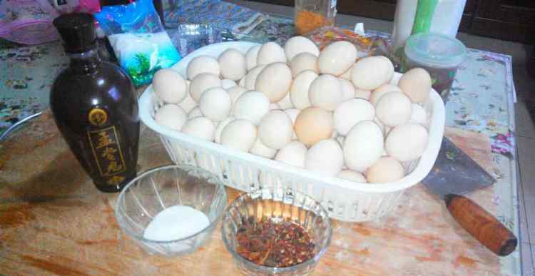 家庭腌咸鸡蛋的土方法 家庭版腌咸鸡蛋的做法步骤