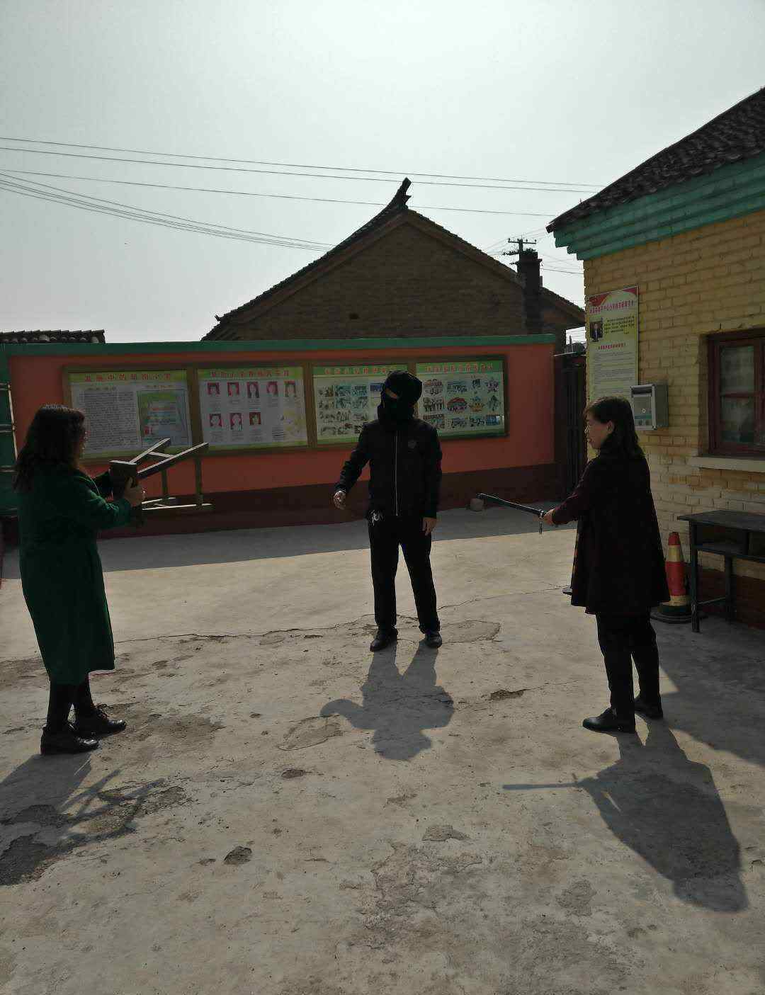 防恐防暴图片 新街小学防暴反恐应急演练图片