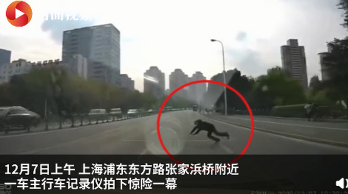 迷惑行为！上海一男子路边飞扑碰瓷 失败后向车主挥手示意离开