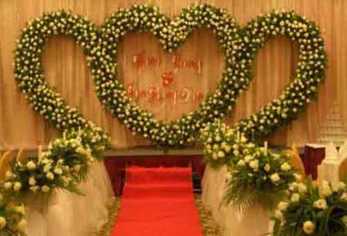 婚礼现场鲜花布置 婚礼现场鲜花布置技巧 为新人打造一场温馨浪漫的婚礼