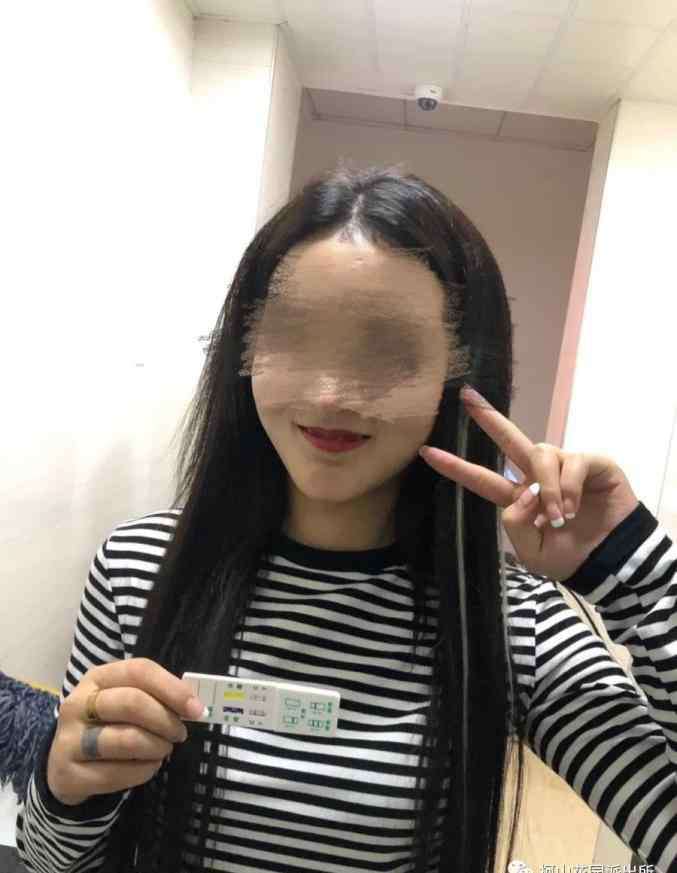 00后美女 00后美女对镜头比了个剪刀手！结果被网友骂惨了