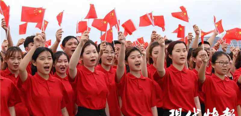 五星红旗迎风飘扬歌 最秦淮的表白：五星红旗迎风飘扬，南京万人唱响《歌唱祖国》