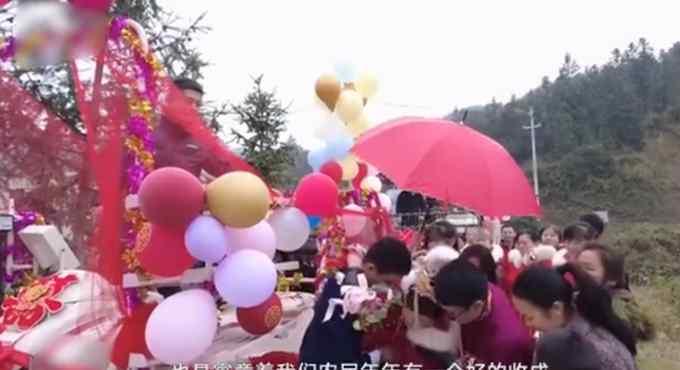 这波操作霸气！返乡大学生新娘用插秧机当婚车 寓意丰收与爱情