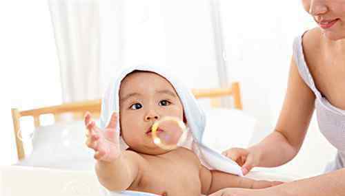 婴儿湿疹擦什么 婴儿湿疹用什么洗澡 宝宝患湿疹洗澡该注意什么