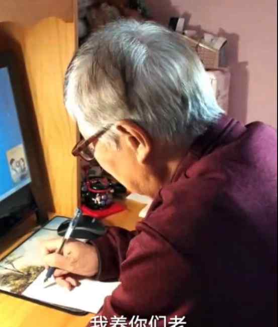 泪目！80岁父亲送55岁女儿写满留言的日历 网友：好暖心的爸爸