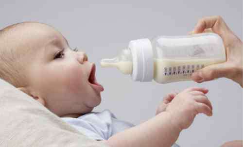 纯奶粉喂养一个月几桶 婴儿一个月吃多少罐奶粉 奶粉之间有什么区别