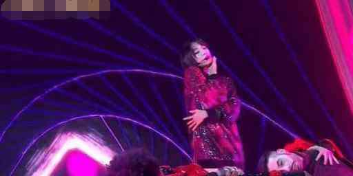 杨钰莹假唱 湖南卫视跨年晚会第一个假唱？她唱跳表演结束后上热搜！