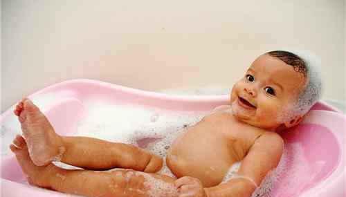 婴儿湿疹擦什么 婴儿湿疹用什么洗澡 宝宝患湿疹洗澡该注意什么