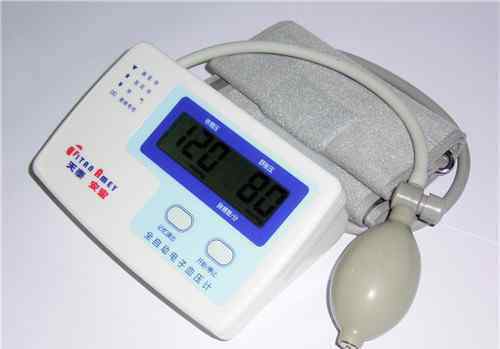 量血压正确姿势图解 电子血压计臂带如何使用 电子血压计测量姿势