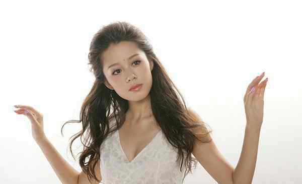 杨诚诚 她长相神似周韵，获杨幂力捧却不红，如今32岁很美却还是单身？