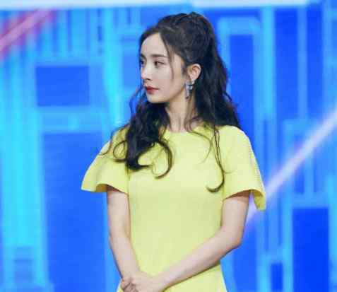 杨幂罗圈腿 杨幂踩15cm“恨天高”，不能拯救罗圈腿，网友：说好的腿精呢