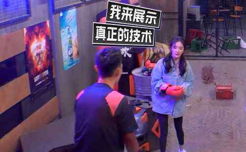 杨幂脚极臭 杨幂的脚真的很臭吗？当她抬腿时，魏大勋的表情已说明一切