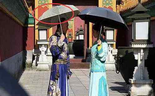 杨幂冯绍峰屋顶 杨幂冯绍峰在清王宫撑着油布伞，难道没觉着自己哪里穿帮了吗