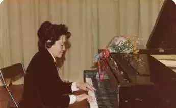 杨四平 中国第一代钢琴家巫漪丽在新加坡演出中驾鹤西去，享年89岁！她弹的《梁祝》曾感动无数人