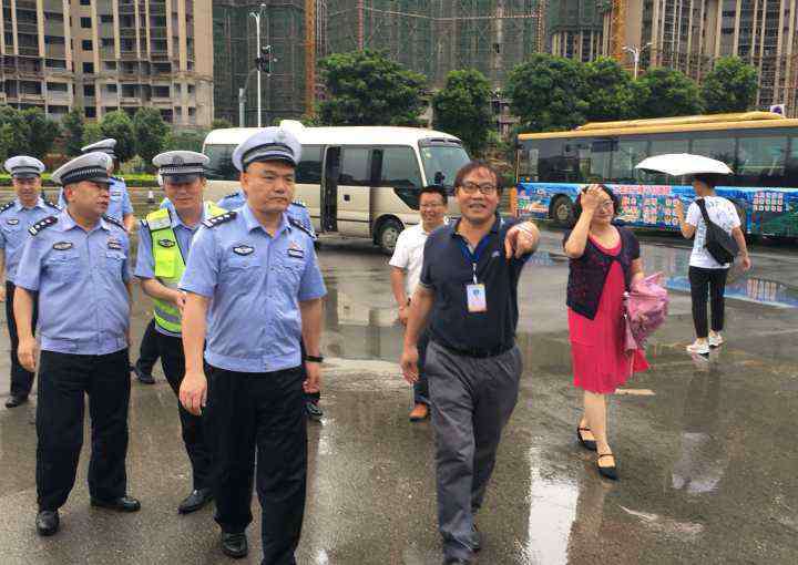 柳州二中 保驾护航绿灯亮，二中学子齐飞翔 ——感谢为柳州二中高考辛勤付出的交警同志