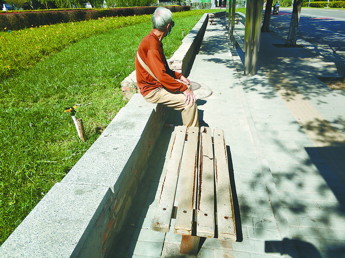 北京83路丽泽桥公交站旁 候车长凳破损该维修了