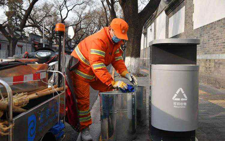 一白色轿车停在垃圾站旁 楼上住户意外拍下环卫工惊人举动