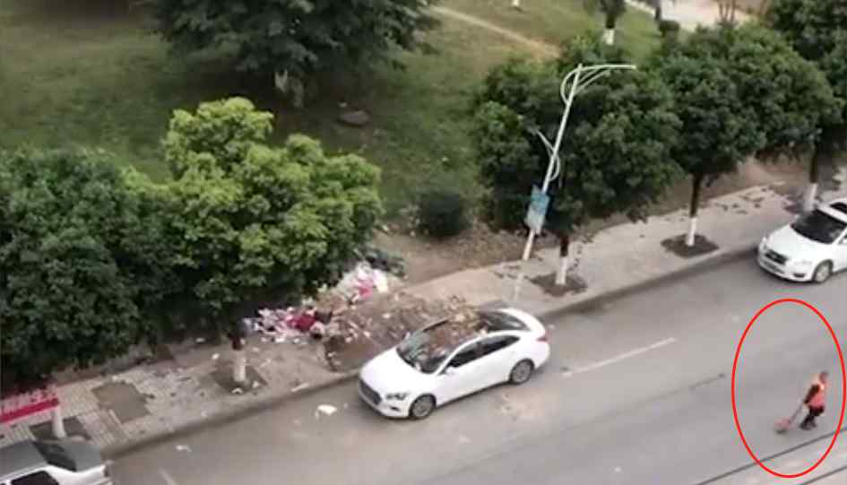 一白色轿车停在垃圾站旁 楼上住户意外拍下环卫工惊人举动