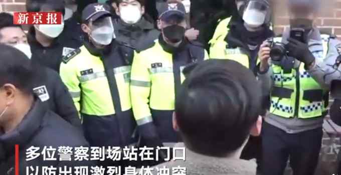 韩国“素媛案”罪犯到家画面曝光 警察堵门保护 民众大喊“我要杀了他”